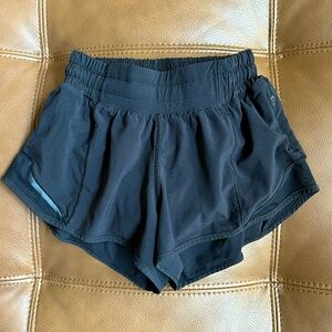 Lululemon Hotty Hot, Black, Size 0, 2.5” inseam